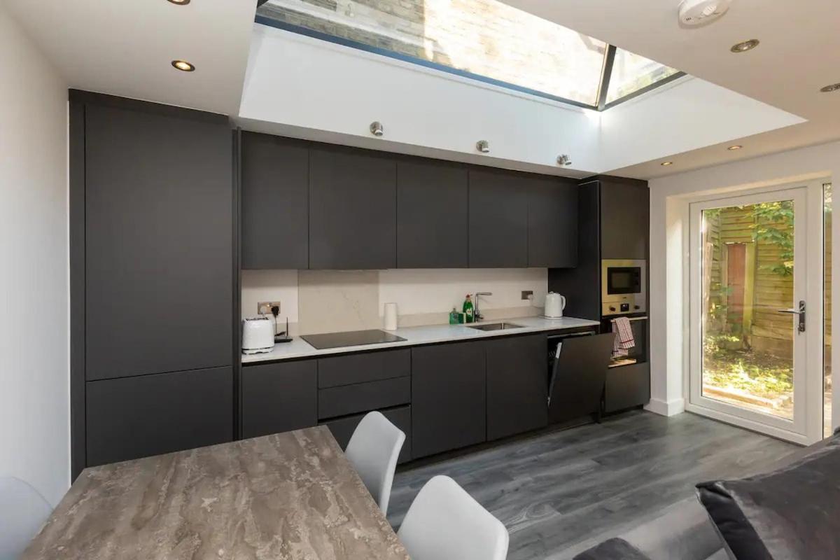 Apartmán Stylish 2-Bed Flat In The Heart Of West Hampstead Londýn Exteriér fotografie